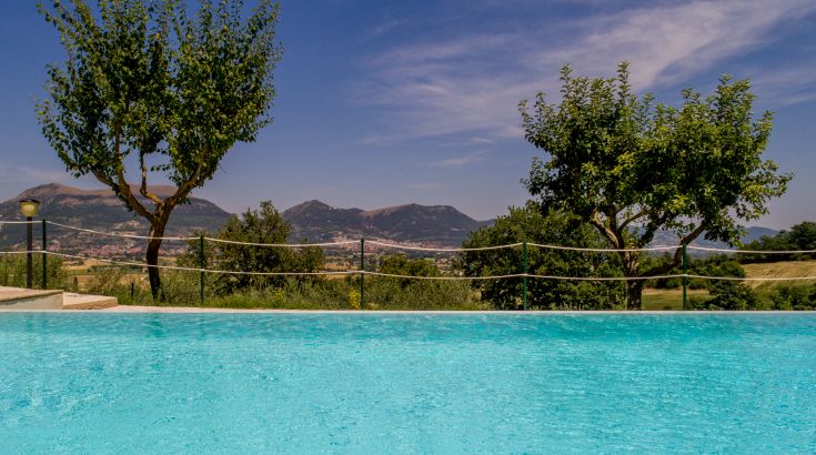 Struttura in campagna umbra con piscina, ideale per rilassarsi e godere della natura circostante.