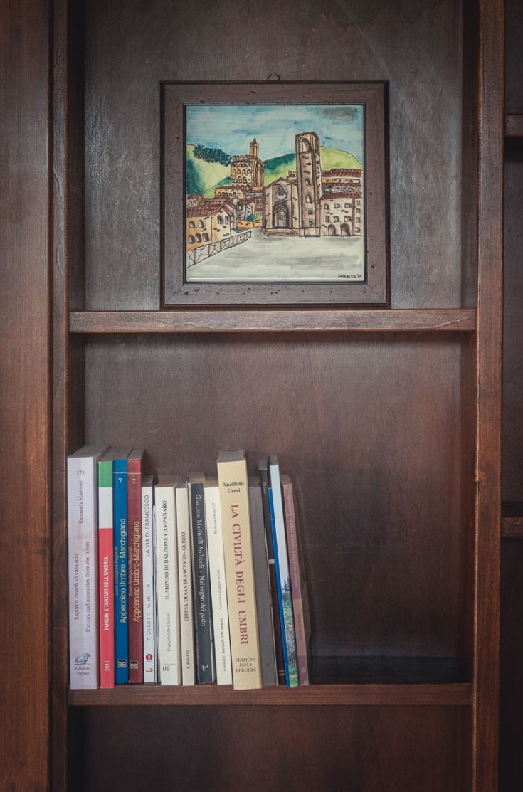 Un angolo di una libreria con libri e qualche decorazione che richiama la cultura.