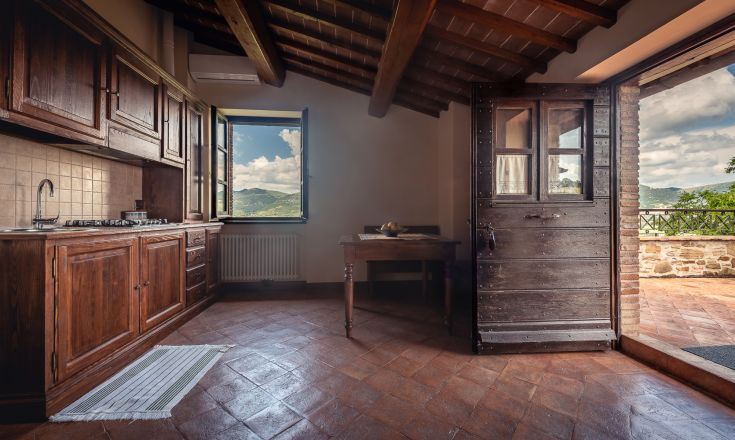 Accogliente cucina rustica con panorama sulle colline dell'Umbria.