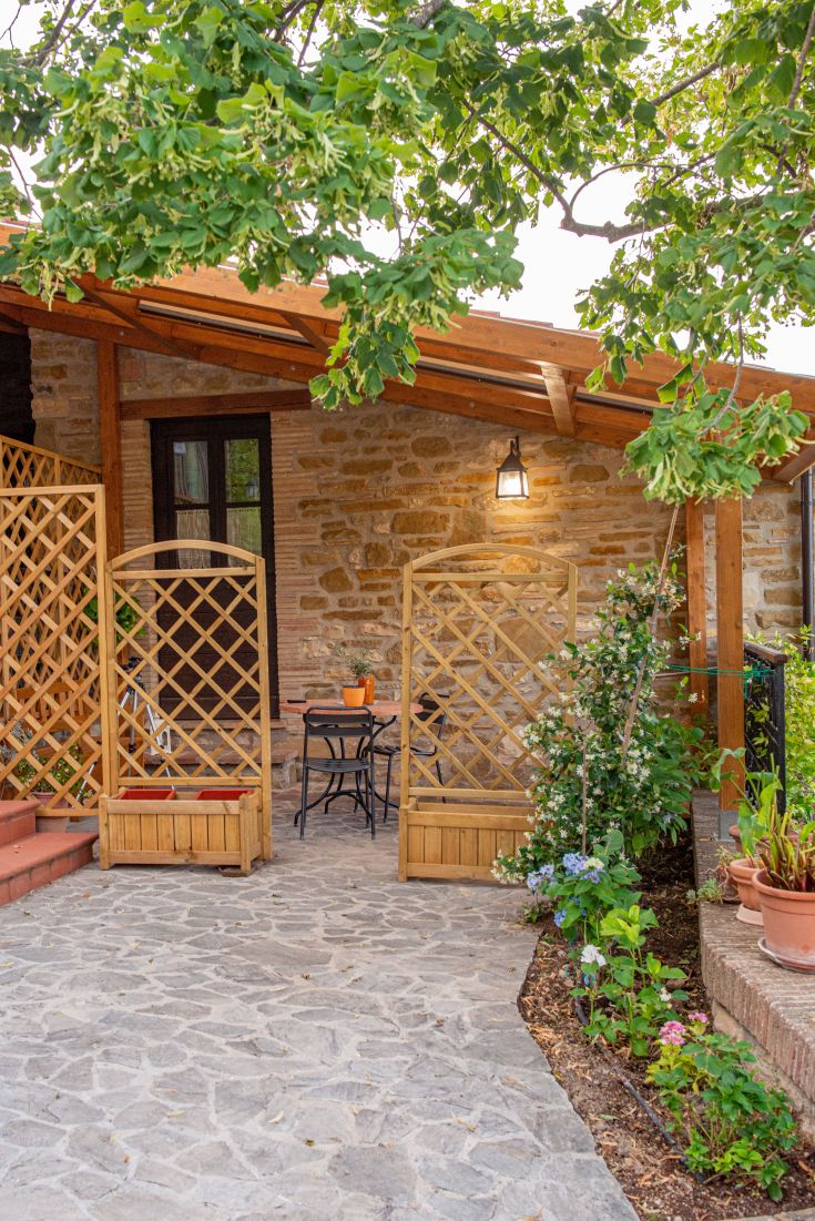 Struttura rustica circondata da verde, perfetta per momenti di relax e buona cucina. Atmosfera tranquilla e invitante nei dintorni di Gubbio.