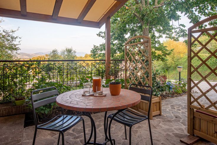 Rilassatevi in un'accogliente area esterna, ideale per gustare un drink mentre si osserva il paesaggio circostante.