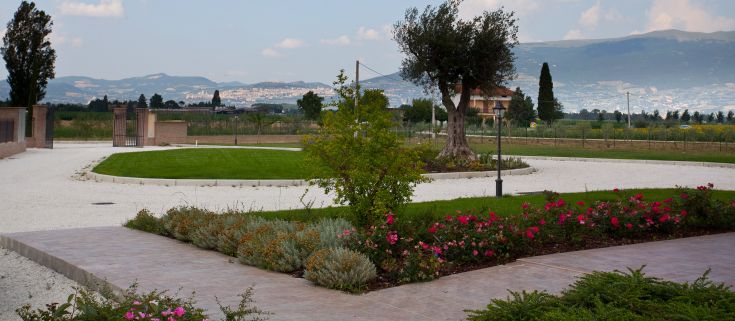 Situato nella quiete della campagna umbra, un agriturismo circondato da colline e natura.