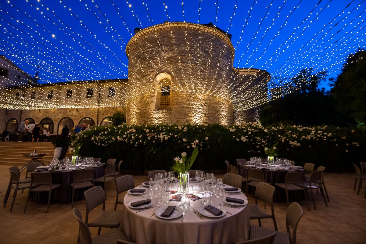 Un'atmosfera serale piacevole con cene all'aperto, arricchita da luci decorative.