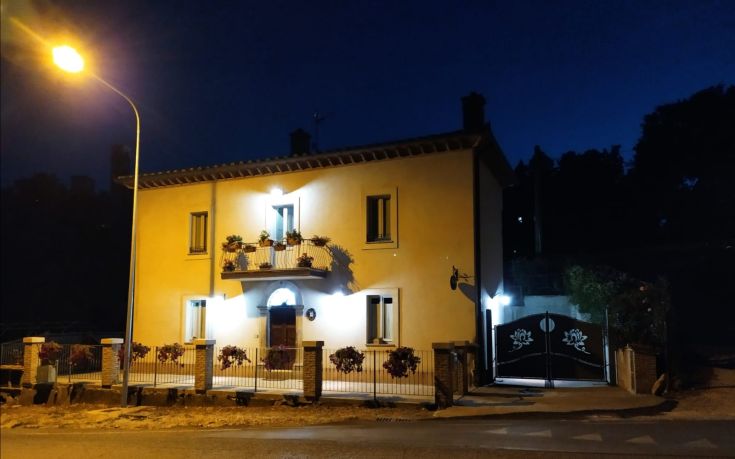 Un B&B caratterizzato da un ambiente tranquillo, con una veranda decorata da piante e fiori.