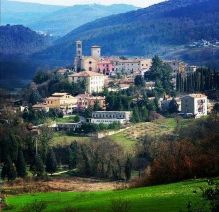 Scena di Castel dell'Aquila, circondato da un paesaggio naturale tipico dell'Umbria.