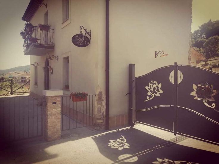 Scopri LaZita B&B a Castel dell'Aquila, un'accogliente struttura immersa nella campagna umbra.
