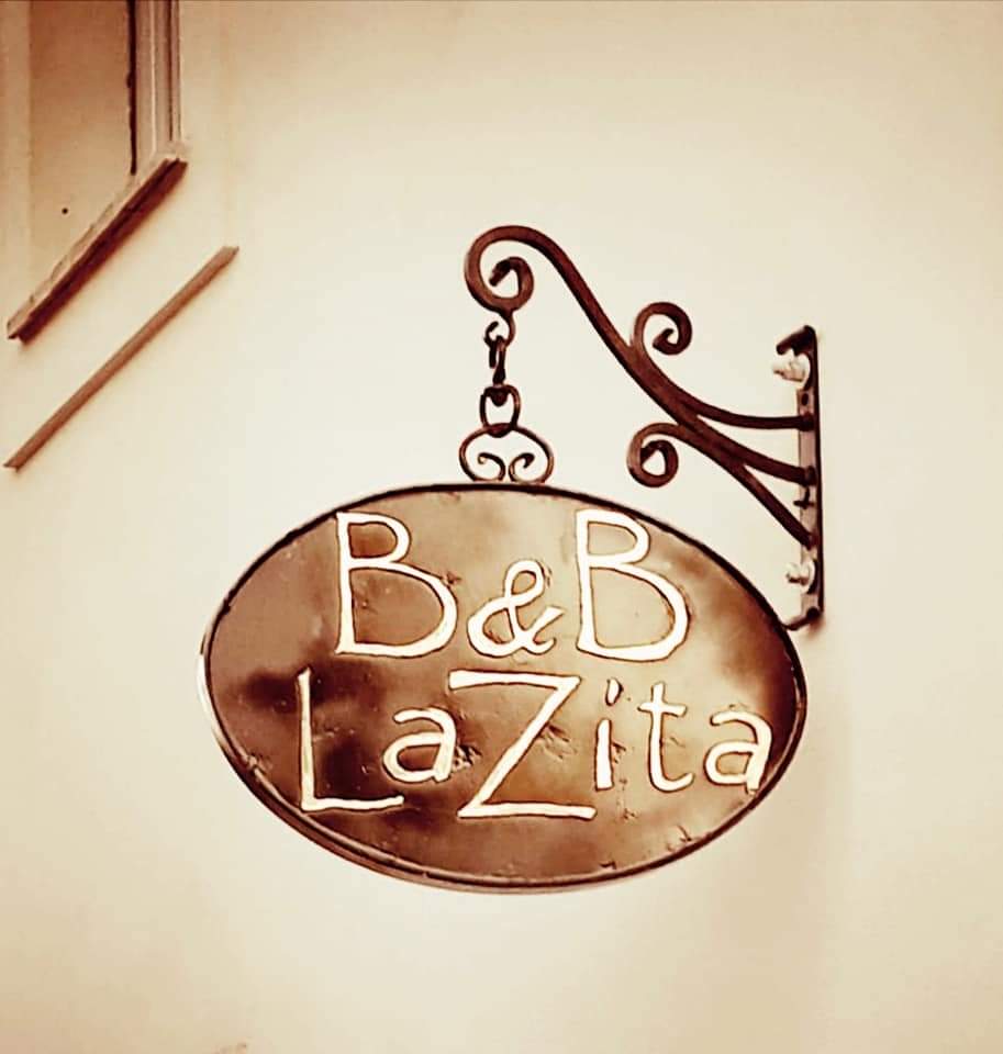 Logo semplice del B&B LaZita, accogliente struttura situata in un'area rurale.