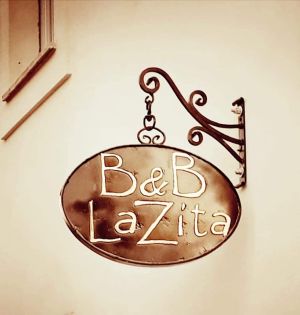 Logo semplice del B&B LaZita, accogliente struttura situata in un'area rurale.