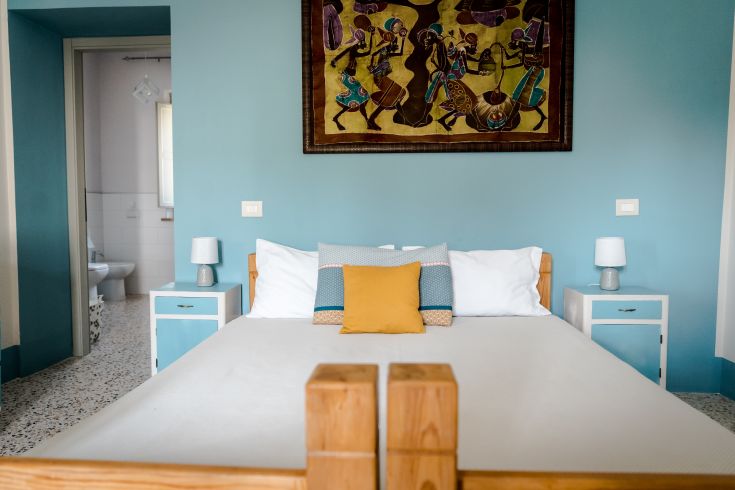 Camera ben arredata con toni caldi e arredi semplici, perfetta per un soggiorno confortevole.