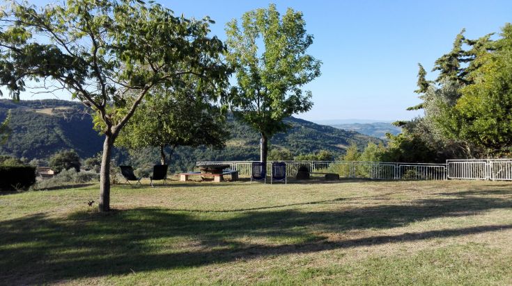 Green area perfect for relaxation, offering a panoramic view of the Umbrian hills and outdoor activities.