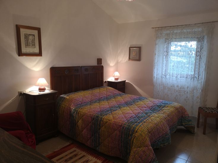 Bright and spacious room, well decorated with a vibrant colored bed, perfect for relaxation moments.