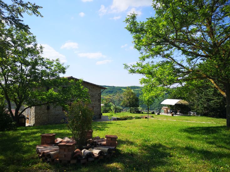 A serene place surrounded by greenery, ideal for moments of relaxation and peaceful walks.