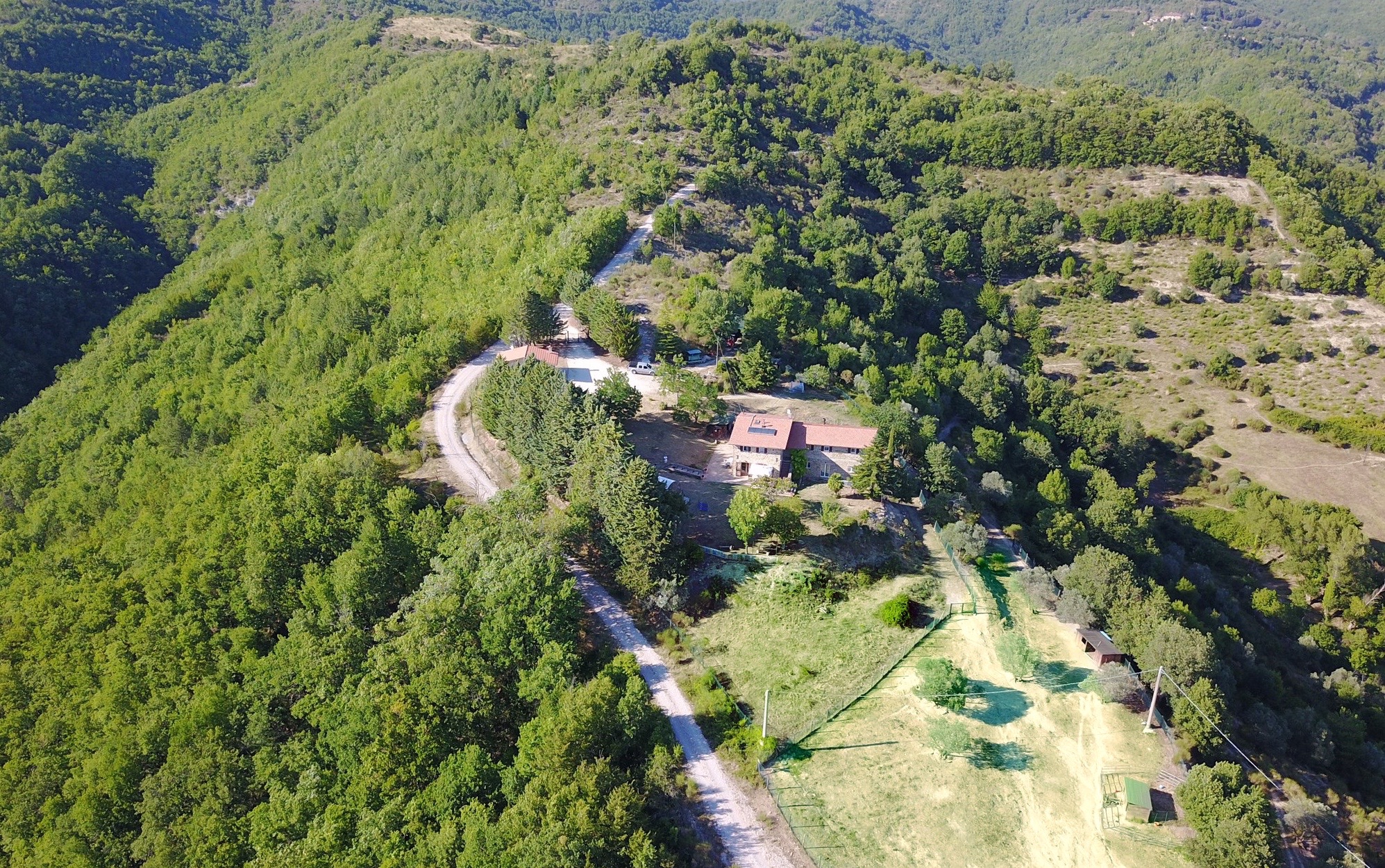Un casale circondato da vegetazione, adatto per momenti di tranquillità e attività all'aperto.