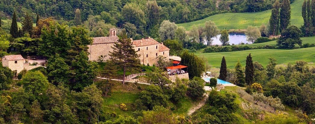 Scena del Borgo di Carpiano circondato dalla natura umbra.