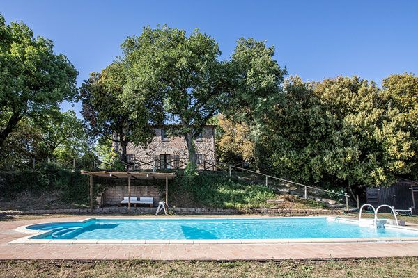 Un soggiorno nel casale Vigneria, immerso nella natura e tra vigneti, offre una piscina all'aperto e un giardino curato.