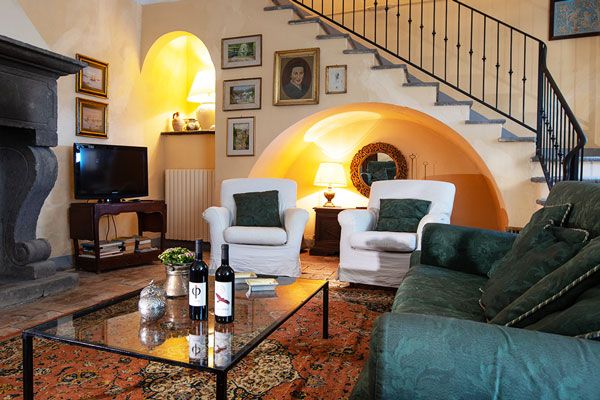 Spazio accogliente con camino, arredato con elementi semplici, ideale per momenti di relax.