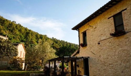 A peaceful Umbrian farmhouse set in nature, perfect for moments of relaxation and tranquility.