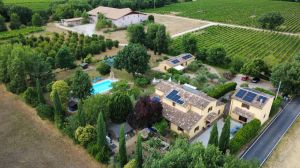 Immersa nel verde tra ulivi e vigneti nel cuore dell'Umbria a pochi km. da Montefalco, Spoleto, Bevagna, Assisi, Spello, Todi, Perugia, e dalla cascate delle Marmore