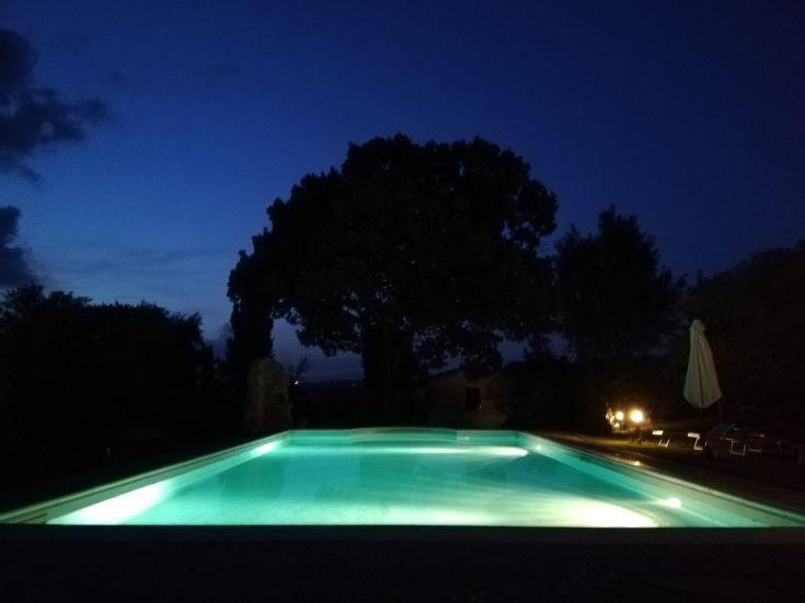 Una piscina esclusiva immersa nella natura, situata nel cuore dell'Umbria, ideale per momenti di serenità e gioioso relax. 
