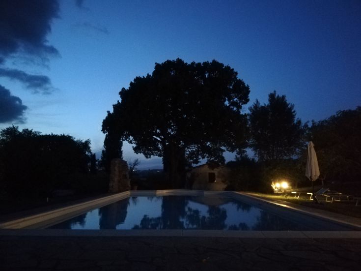 Una piscina esclusiva immersa nella natura, situata nel cuore dell'Umbria, ideale per momenti di serenità e gioioso relax.