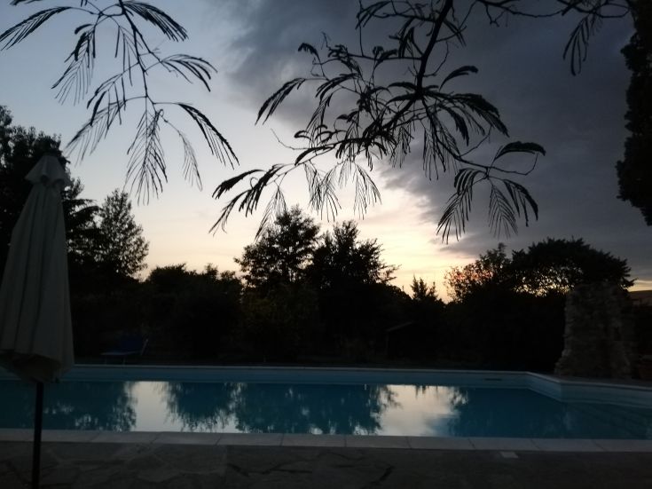 Una piscina esclusiva immersa nella natura, situata nel cuore dell'Umbria, ideale per momenti di serenità e gioioso relax.