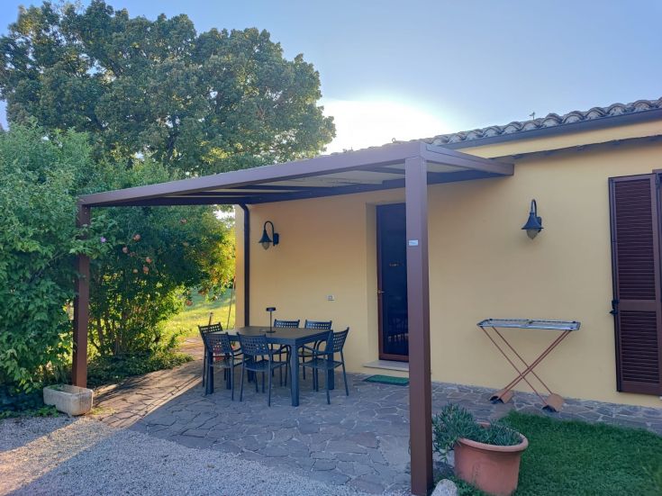 Un angolo di convivialità e relax circondato dal verde