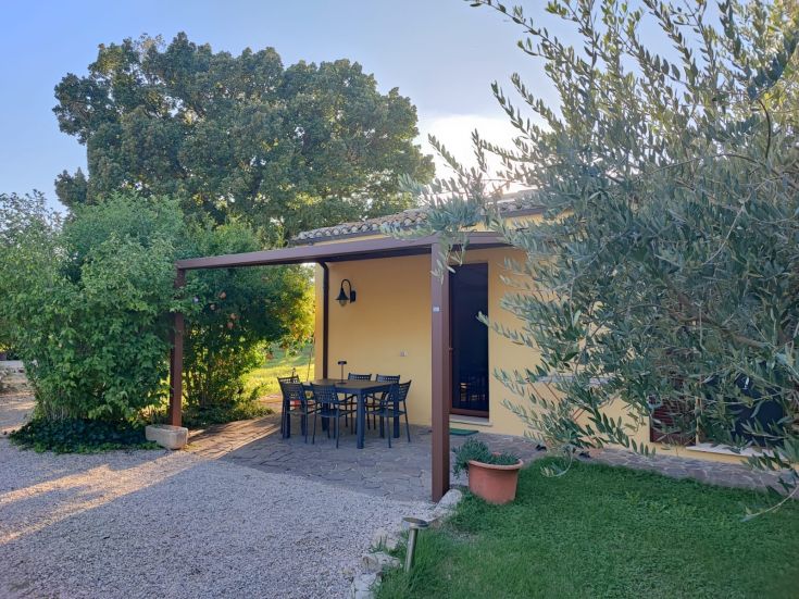 Un angolo di convivialità e relax circondato dal verde