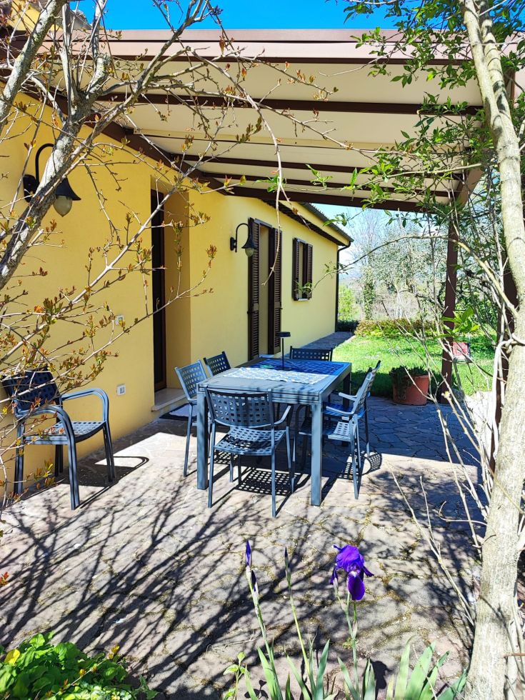 Un angolo di convivialità e relax circondato dal verde