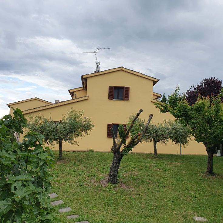 Dimora Quercia vi offre un parco giardino con la Quercia secolare, ulivi e angoli fioriti che affacciano sul panorama con sullo sfondo i Monti Sibillini e Martani che circondano la valle umbra. Il paesaggio tipico dell'Umbria.