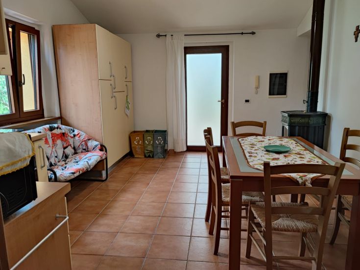 Cucina semplice e illuminata, perfetta per rilassanti momenti in compagnia.