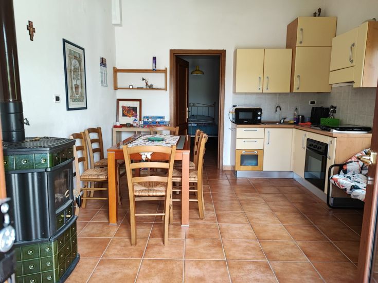 Cucina semplice e illuminata, perfetta per rilassanti momenti in compagnia.