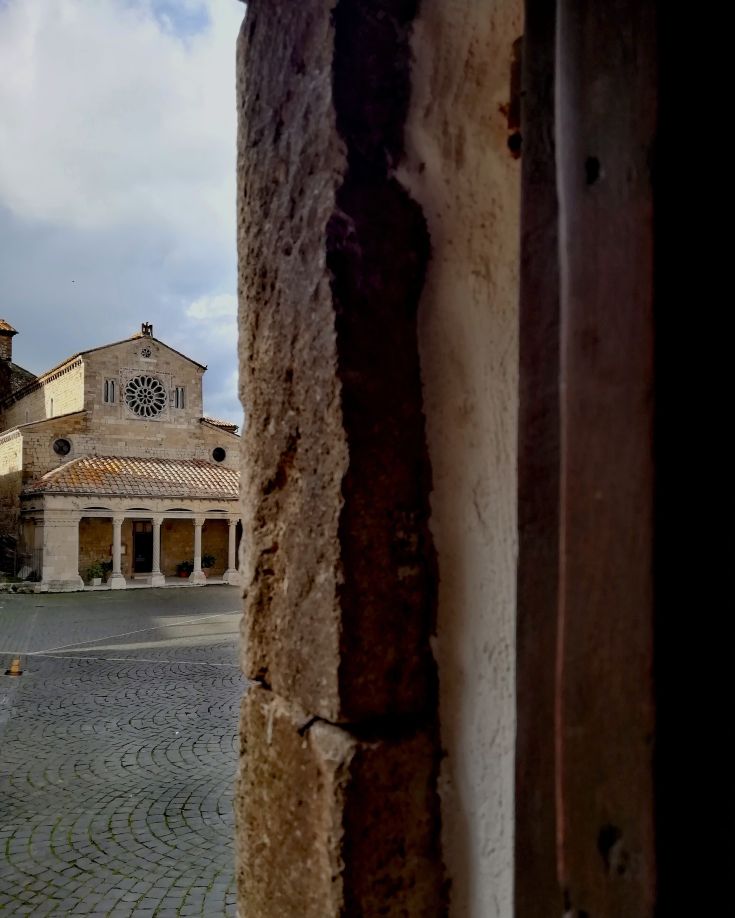Un coin d'un ancien village, caractérisé par une architecture historique et une nature environnante. Un espace qui invite à la découverte.