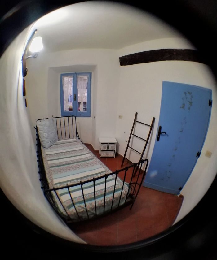 Studio simple, parfait pour passer du temps dans le village. Ambiance chaleureuse et confortable.