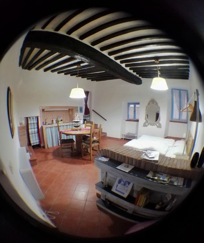 Studio confortable avec coin cuisine, idéal pour un séjour agréable dans le centre du village.