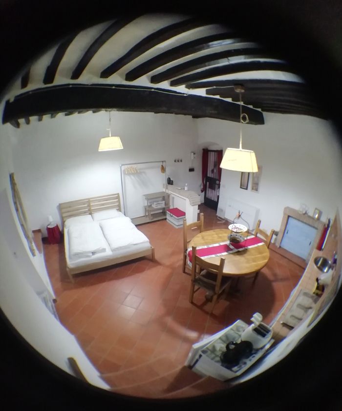 Studio simple avec un coin nuit, cuisine équipée et une ambiance intime, idéal pour un séjour paisible.