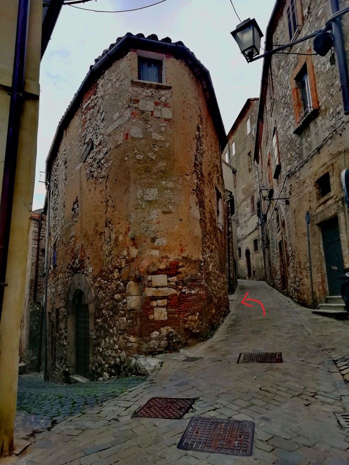 Un coin pittoresque du village avec des rues pavées et des façades historiques bien entretenues.