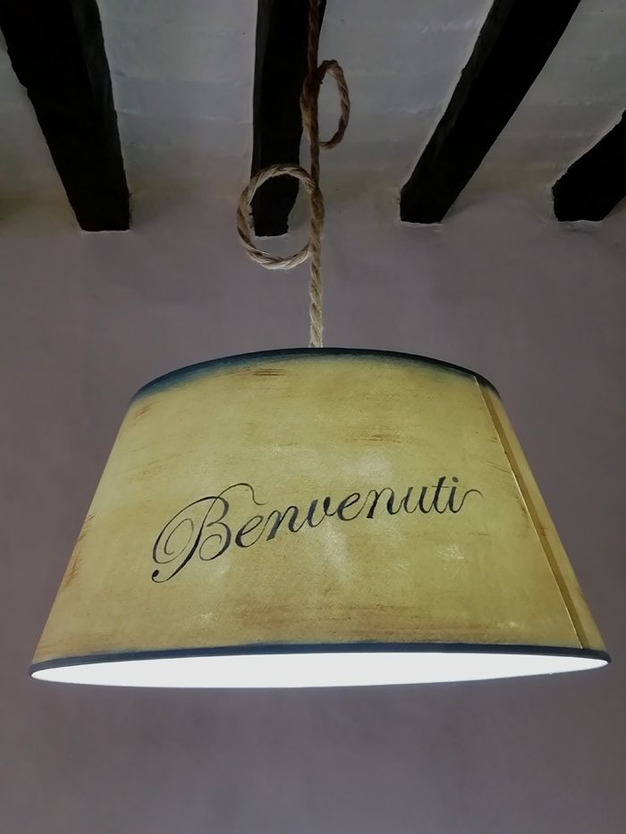 Suspension lumineuse avec l'inscription 'Bienvenue' qui contribue à une atmosphère chaleureuse et accueillante.