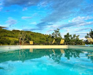 Ein ruhiger Ort mit einem Pool, umgeben von Hügeln, perfekt zum Entspannen und Genießen der umbrischen Natur.