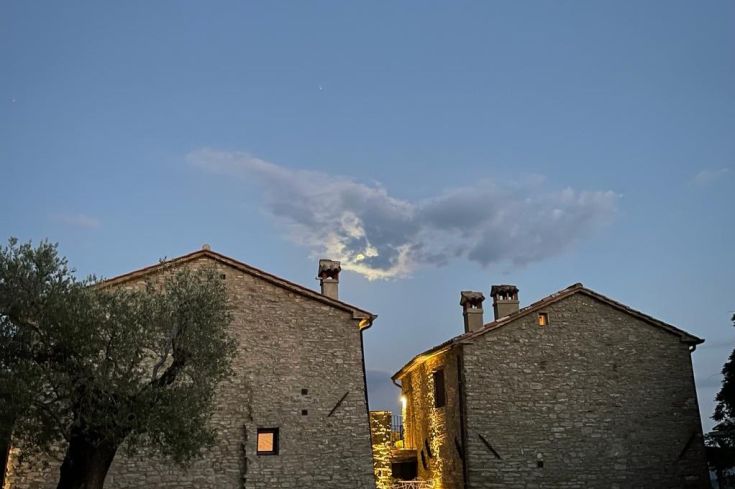 Panorama der Höhlen von Ca' di Nieri, umgeben von friedlichem Grün und üppiger Landschaft.
