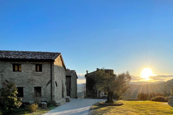 Sonnenuntergang über dem Dorf Ca’ di Nieri, eingebettet zwischen den sanften umbrischen Hügeln.