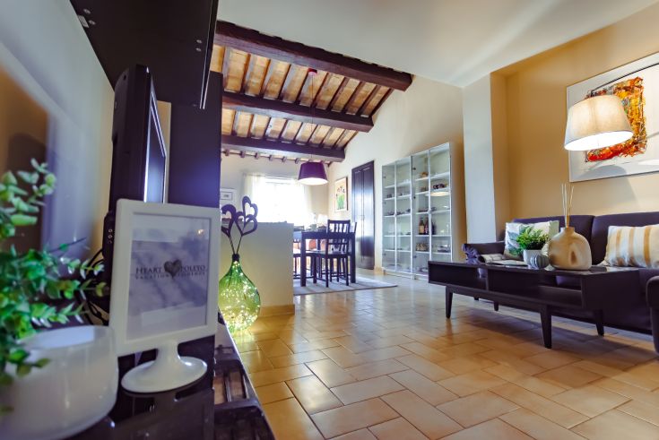 A simple and comfortable apartment for 5 people, overlooking the rooftops and monuments of Spoleto.