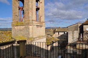 A bright penthouse loft with a valley view, located in a rural village in Umbria.