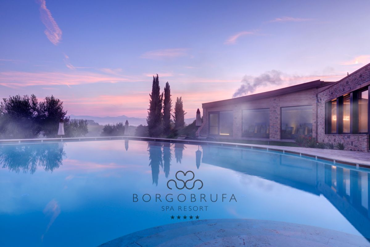 Rilassati in un ambiente elegante e tranquillo in Umbria, con piscine e un panorama sereno.