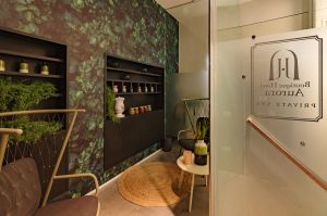 Interno del Palazzo Aurora, con piante sparse in un ambiente rilassato e accogliente, ideale per momenti di quiete.