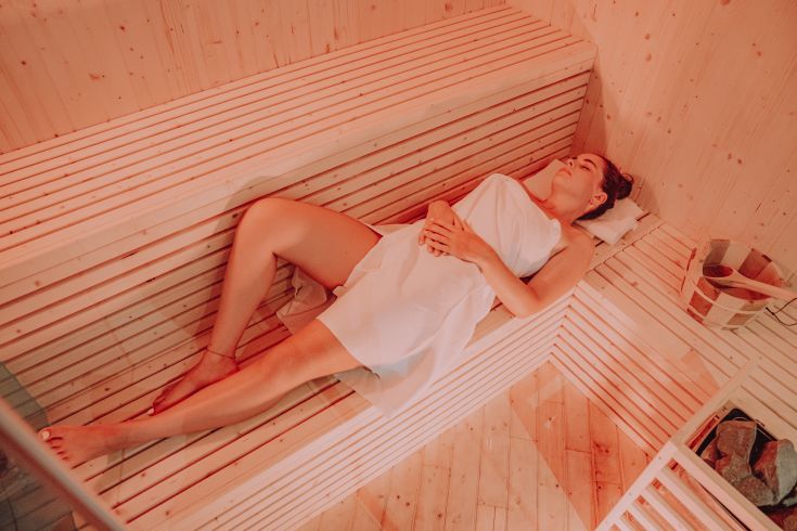 Attimi di relax in una sauna, avvolti da un'atmosfera calda e confortevole.