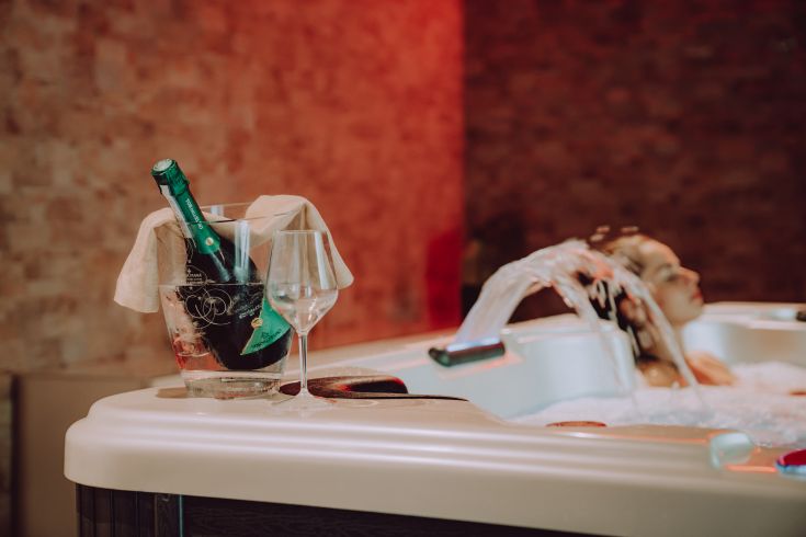 Un'area di relax all'aperto con una bottiglia di champagne e un cielo pieno di stelle. Ottimo per un momento tranquillo.