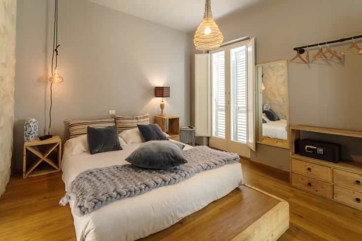 Camera accogliente con luci calde e finiture in legno, perfetta per un soggiorno tranquillo.