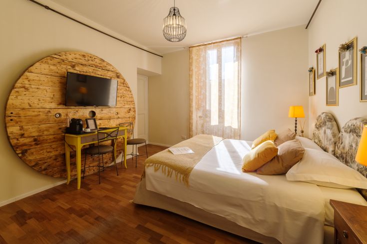 Camera accogliente con dettagli moderni, attrezzata con TV e zona relax. Luogo ideale per un soggiorno piacevole.