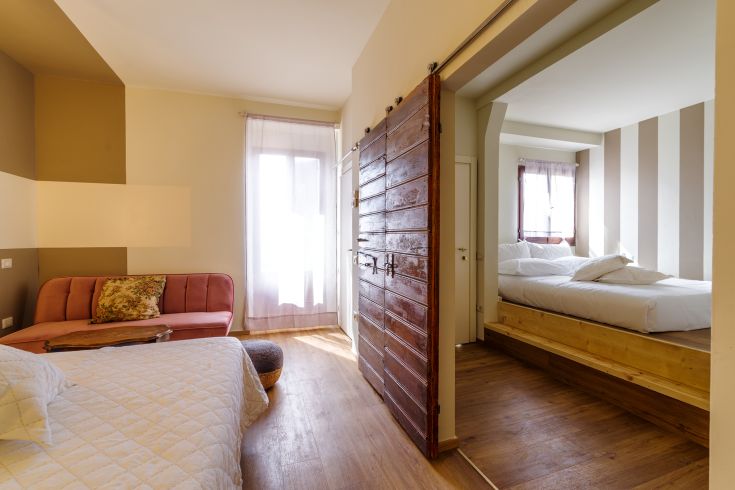 Camera ben curata con arredamento semplice e moderno, perfetta per un soggiorno tranquillo.