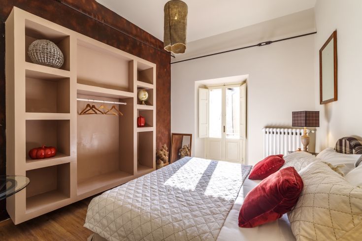 Camera dal design semplice e luminoso, dotata di arredamenti confortevoli e decorazioni sobrie.